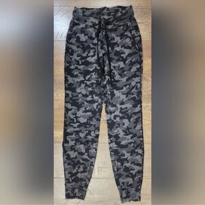 Lululemon Ready to Rulu Jogger
Heritage Camo Jacquard Black Lunar Rock